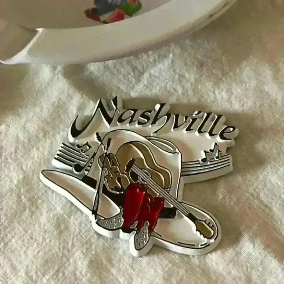 VTG Nashville Souvenirs Tin Ashtray 2 magnets - Picture 3 of 5